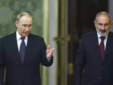 Das Verhältnis zwischen Kremlchef Wladimir Putin und Armeniens Premier Nikol Paschinjan gilt als gespannt. (Archivbild) - Foto: Sergei Ilnitsky/POOL EPA/AP/dpa