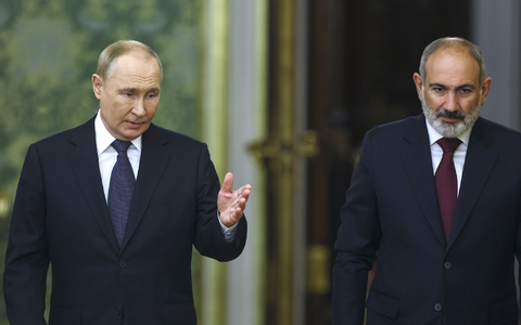 Das Verhältnis zwischen Kremlchef Wladimir Putin und Armeniens Premier Nikol Paschinjan gilt als gespannt. (Archivbild) - Foto: Sergei Ilnitsky/POOL EPA/AP/dpa Das Verhältnis zwischen Kremlchef Wladimir Putin und Armeniens Premier Nikol Paschinjan gilt als gespannt. (Archivbild) - Foto: Sergei Ilnitsky/POOL EPA/AP/dpa