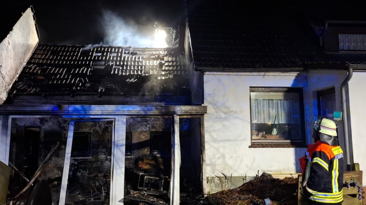 FW-ROW: Brennender Wintergarten in Rhade - Foto: presseportal.de