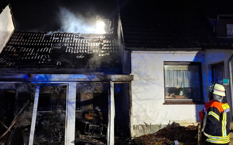 FW-ROW: Brennender Wintergarten in Rhade - Foto: presseportal.de