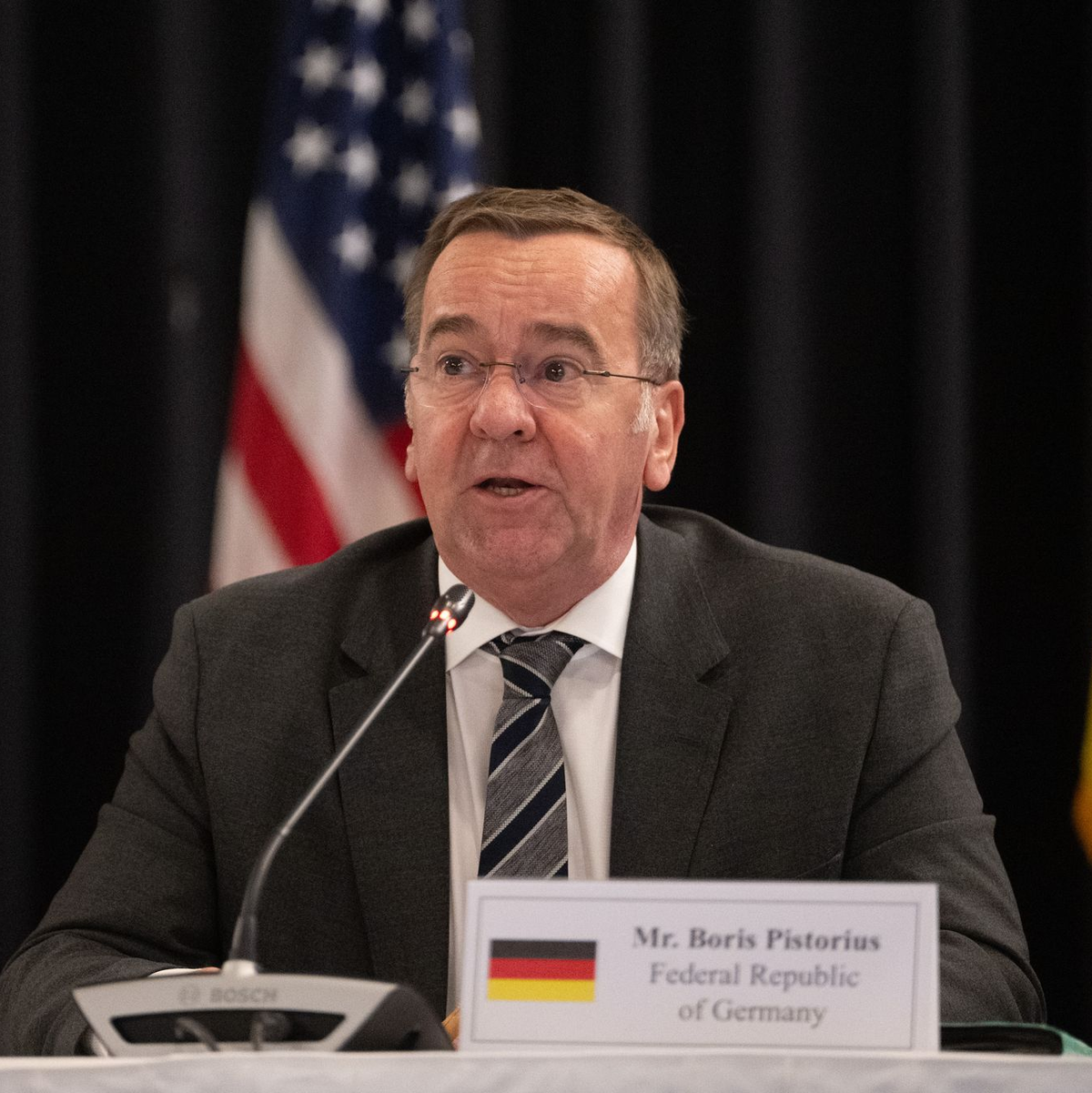 Für den ukrainischen Präsidenten Selenskyj ist es wichtig, dass die ausländische Militärhilfe weitergeht. - Foto: Marijan Murat/dpa