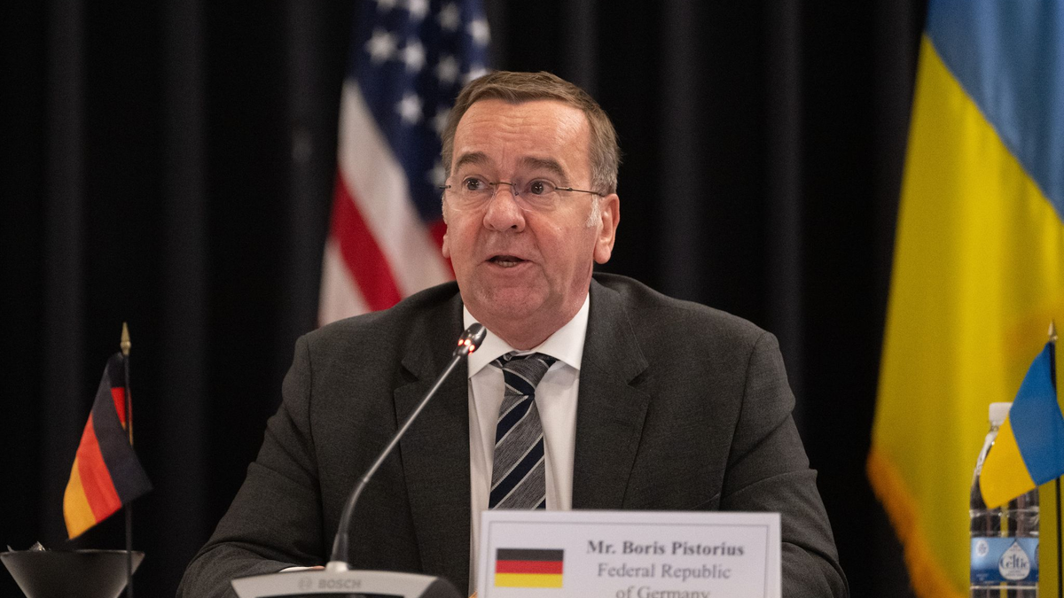 «Wir beliefern zunächst die Ukraine, bevor wir unsere Bestände wieder auffüllen», sagte Pistorius in Ramstein.  - Foto: Marijan Murat/dpa