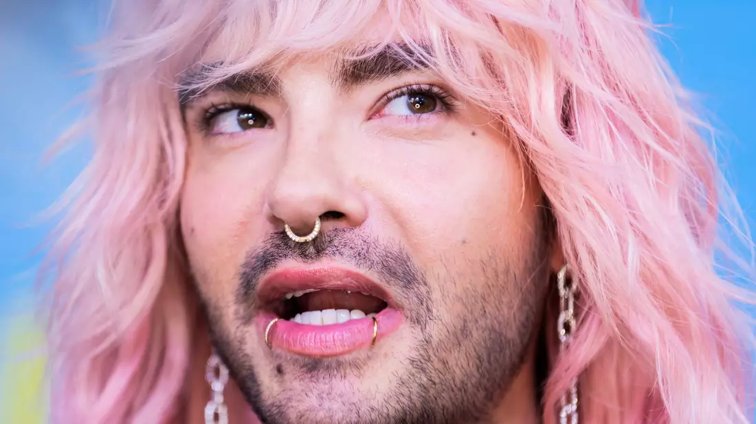 Tokio-Hotel-Frontmann Bill Kaulitz zeigte in einer Instagram-Story seine gepackten Luxuskoffer, darunter ein Notfallset des Roten Kreuzes und zwei Walkie-Talkies. (Archivbild) - Bild: Christoph Soeder/dpa
