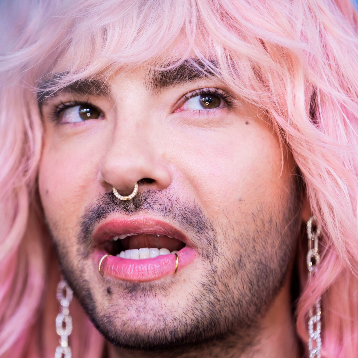 Tokio-Hotel-Frontmann Bill Kaulitz zeigte in einer Instagram-Story seine gepackten Luxuskoffer, darunter ein Notfallset des Roten Kreuzes und zwei Walkie-Talkies. (Archivbild) - Foto: Christoph Soeder/dpa