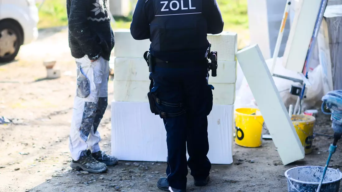 Die Steuer- und Abgabenlast sind aus Sicht von Experten der Hauptgrund dafür, dass Schwarzarbeit für viele Menschen in Deutschland attraktiv ist. - Bild: Julian Stratenschulte/dpa