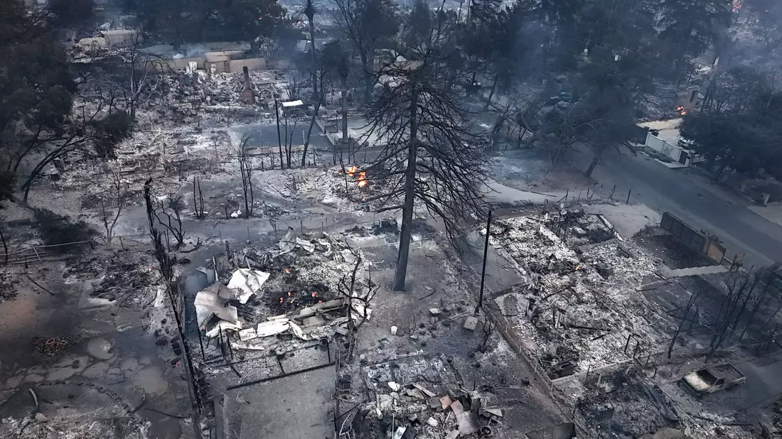 Das Feuer rund um Los Angeles hat eine Schneise der Verwüstung hinterlassen. - Bild: Scott Mc Kiernan/ZUMA Press Wire/dpa