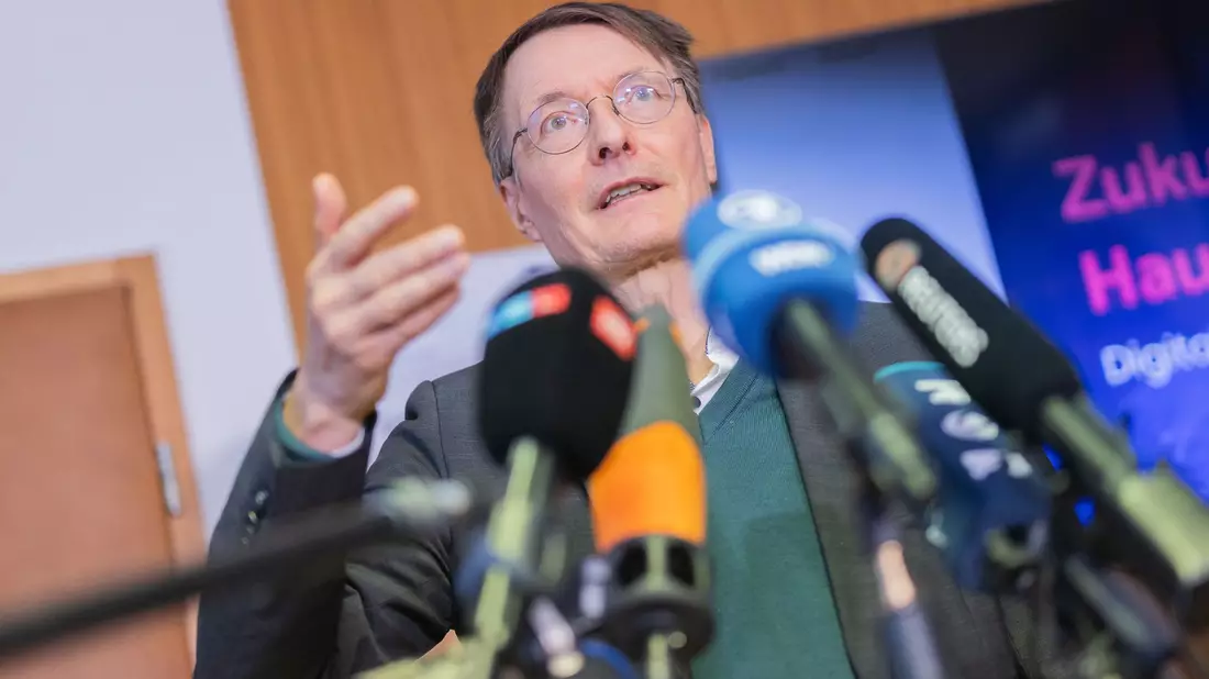 Patienten können ihre E-Akte in Praxen befüllen lassen, auch ohne selbst hineinzuschauen. (Archivbild) - Bild: Rolf Vennenbernd/dpa-Pool/dpa