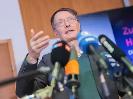 Patienten können ihre E-Akte in Praxen befüllen lassen, auch ohne selbst hineinzuschauen. (Archivbild) - Foto: Rolf Vennenbernd/dpa-Pool/dpa