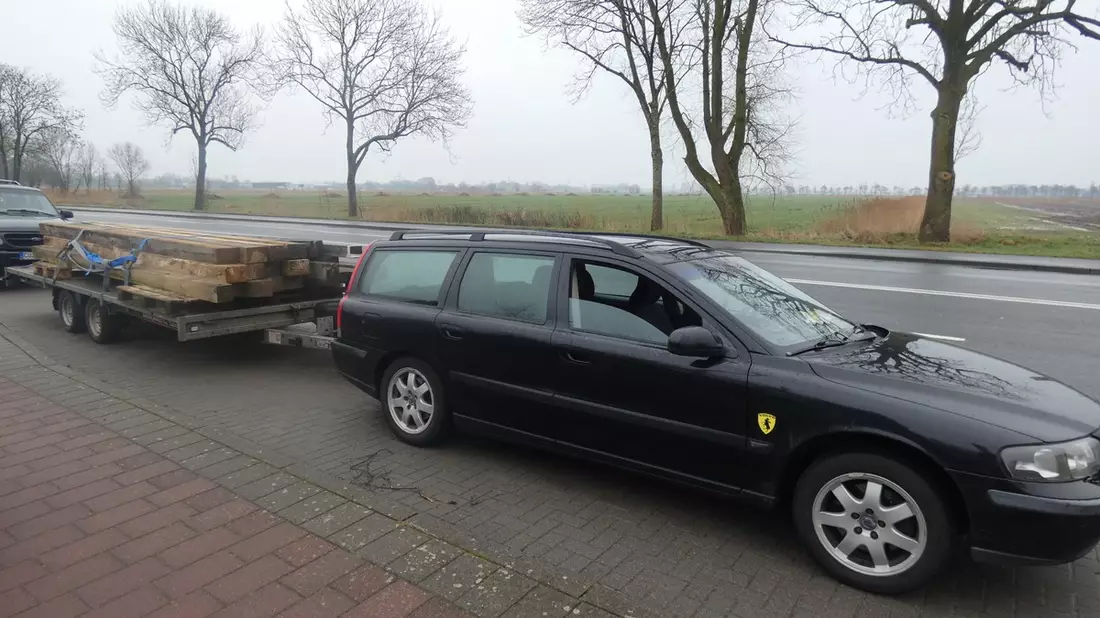 POL-CUX: Gefährliche Beladung eines Anhängers mit massiver Überschreitung der Anhängelast in Cuxhaven (Foto im Anhang) - Bild: presseportal.de