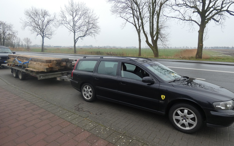 POL-CUX: Gefährliche Beladung eines Anhängers mit massiver Überschreitung der Anhängelast in Cuxhaven (Foto im Anhang) - Foto: presseportal.de