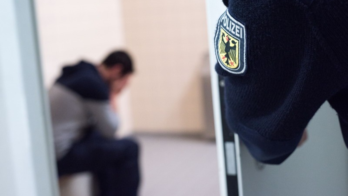 Bundespolizeidirektion München: Unerlaubte Einreisen mit Bus und Bahn/ Bundespolizei bringt zwei Migranten in Zurückweisungshaft - Foto: presseportal.de