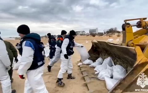 Immer noch sind Tausende Freiwillige mit der Reinigung von Stränden beschäftigt, weil fortdauernd neues Schweröl in Russland an die Küsten gespült wird. (Archvibild) - Foto: Uncredited/Russian Emergency Ministry Press/AP/dpa