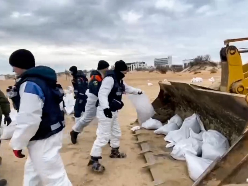 Immer noch sind Tausende Freiwillige mit der Reinigung von Stränden beschäftigt, weil fortdauernd neues Schweröl in Russland an die Küsten gespült wird. (Archvibild) - Foto: Uncredited/Russian Emergency Ministry Press/AP/dpa