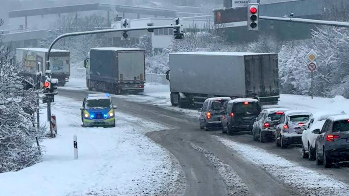 POL-MK: Zweite Schneebilanz: Zahlreiche Unfälle und chaotische Straßenzustände - Foto: presseportal.de