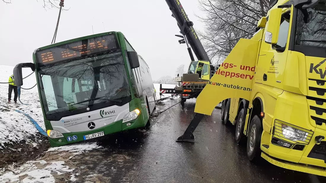 POL-HI: Linienbus kommt von schneeglatter Fahrbahn ab und wird geborgen - Bild: presseportal.de
