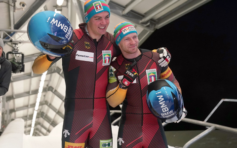 Anschieber Simon Wulff (l.) mit Pilot Francesco Friedrich. - Foto: Roman Koksarov/dpa