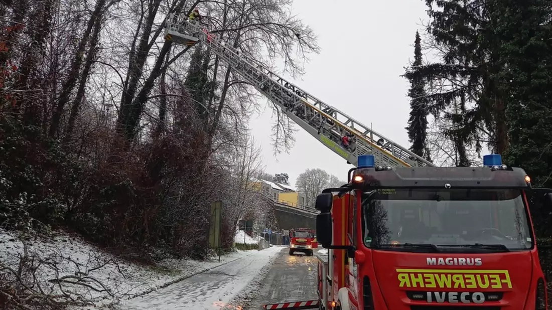 FW-EN: Feuerwehr wegen Schneewetterlage dauerhaft im Einsatz! - 27 Einsätze für Feuerwehr und THW-Wache bis zum Abend besetzt - Bild: presseportal.de
