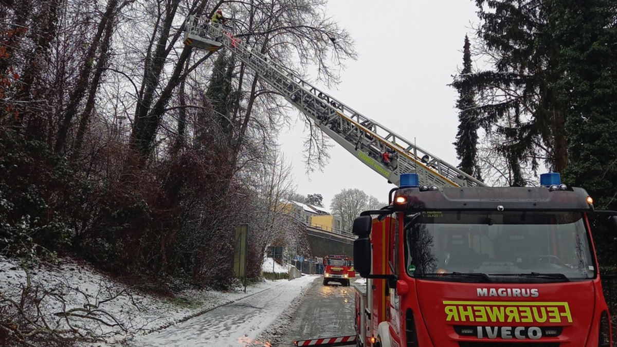 FW-EN: Feuerwehr wegen Schneewetterlage dauerhaft im Einsatz! - 27 Einsätze für Feuerwehr und THW-Wache bis zum Abend besetzt - Foto: presseportal.de