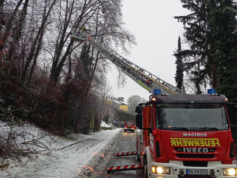 FW-EN: Feuerwehr wegen Schneewetterlage dauerhaft im Einsatz! - 27 Einsätze für Feuerwehr und THW-Wache bis zum Abend besetzt - Foto: presseportal.de