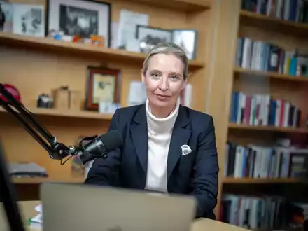 Mehr als eine Stunde lang unterhielten sich die AfD-Vorsitzende, Alice Weidel, und der Tech-Milliardär Elon Musk auf der Plattform X. Die Plattform gehört Musk. - Foto: Kay Nietfeld/dpa-POOL/dpa
