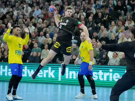 Torhüter Andi Wolff beschwerte sich lautstark über den Auftritt seiner Mitspieler. - Foto: Soeren Stache/dpa