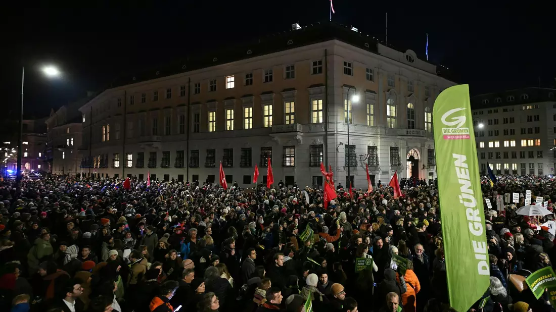 Teilnehmerinnen warnen vor der russlandfreundlichen und rechten Politik der FPÖ. - Bild: Helmut Fohringer/apa/dpa