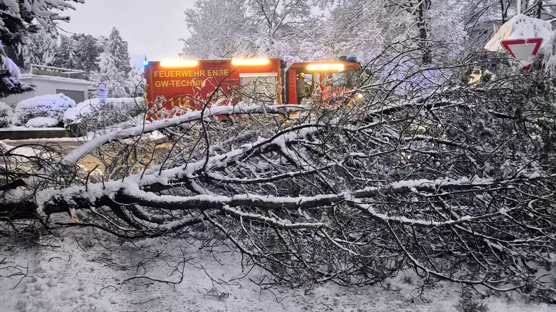 FW Ense: Wintereinbruch im Kreis Soest / Feuerwehr Ense am Nachmittag im Dauereinsatz - Bild: presseportal.de