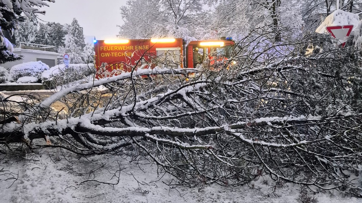 FW Ense: Wintereinbruch im Kreis Soest / Feuerwehr Ense am Nachmittag im Dauereinsatz - Foto: presseportal.de