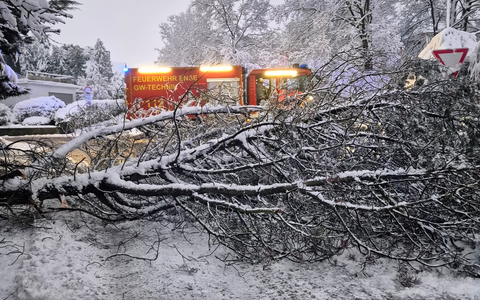 FW Ense: Wintereinbruch im Kreis Soest / Feuerwehr Ense am Nachmittag im Dauereinsatz - Foto: presseportal.de