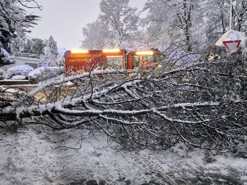 FW Ense: Wintereinbruch im Kreis Soest / Feuerwehr Ense am Nachmittag im Dauereinsatz - Foto: presseportal.de