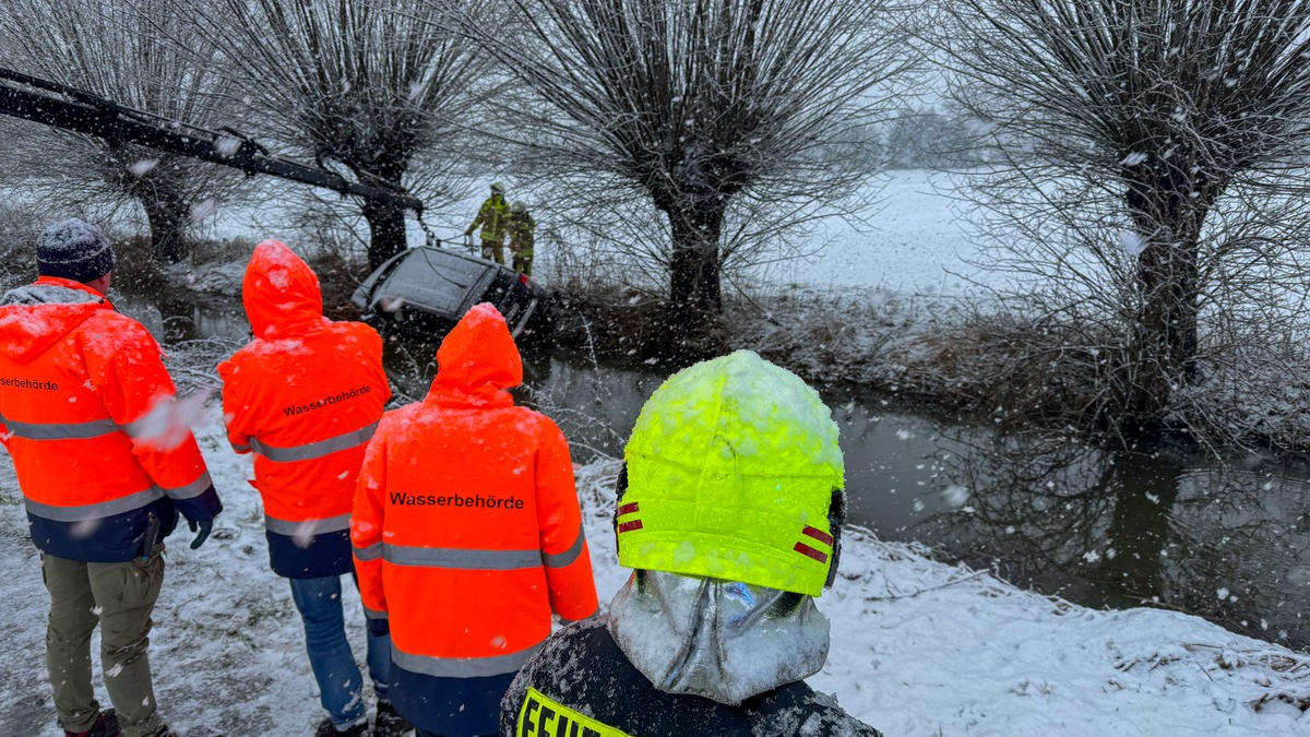 FW Flotwedel: Technische Hilfeleistung nach Verkehrsunfall - Landkreisübergreifender Einsatz zwischen Nienhof und Flettmar (LK Gifhorn) - Foto: presseportal.de