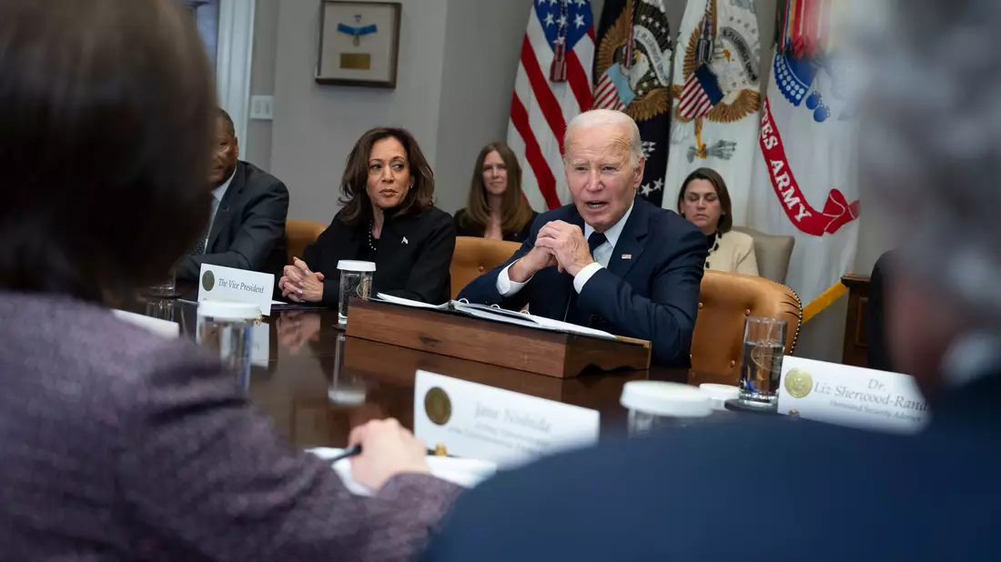 US-Präsident Joe Biden teilte mit, dass wegen der verheerenden Brände in Kalifornien bislang 360.000 Menschen in Sicherheit gebracht wurden. - Bild: Ben Curtis/AP/dpa