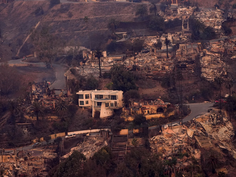 Viele Anwohner haben alles in den Flammen verloren. - Foto: Mark J. Terrill/AP/dpa
