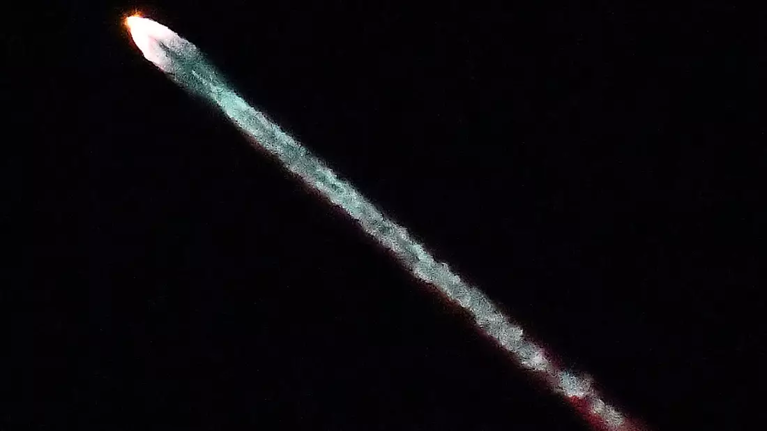 Starlink-Satelliten des Tech-Milliardärs Elon Musk werden laut Meldestelle CENAP immer wieder fälschlicherweise für Ufos gehalten, wenn sie kurz nach dem Start in Erdnähe Richtung All fliegen. (Archivfoto) - Bild: Gene Blevins/ZUMA Press Wire/dpa