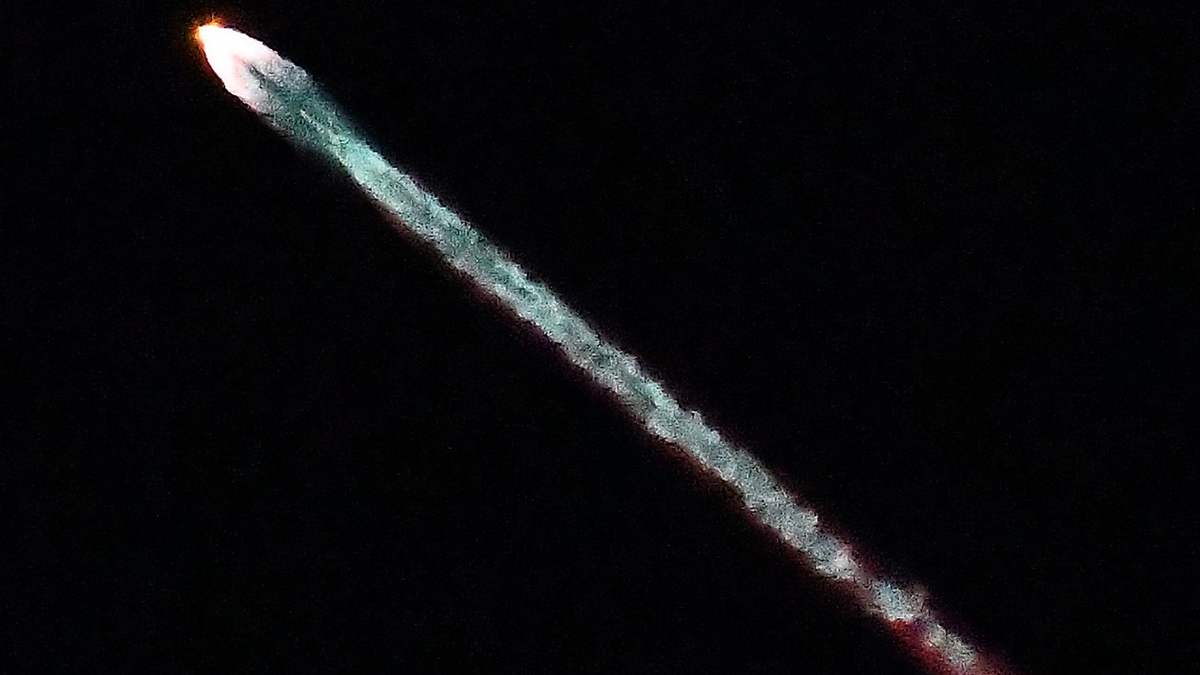 Starlink-Satelliten des Tech-Milliardärs Elon Musk werden laut Meldestelle CENAP immer wieder fälschlicherweise für Ufos gehalten, wenn sie kurz nach dem Start in Erdnähe Richtung All fliegen. (Archivfoto) - Foto: Gene Blevins/ZUMA Press Wire/dpa