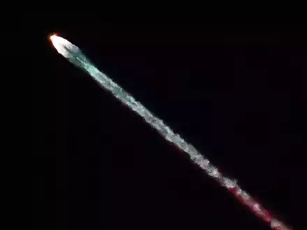 Starlink-Satelliten des Tech-Milliardärs Elon Musk werden laut Meldestelle CENAP immer wieder fälschlicherweise für Ufos gehalten, wenn sie kurz nach dem Start in Erdnähe Richtung All fliegen. (Archivfoto) - Foto: Gene Blevins/ZUMA Press Wire/dpa