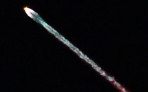 Starlink-Satelliten des Tech-Milliardärs Elon Musk werden laut Meldestelle CENAP immer wieder fälschlicherweise für Ufos gehalten, wenn sie kurz nach dem Start in Erdnähe Richtung All fliegen. (Archivfoto) - Foto: Gene Blevins/ZUMA Press Wire/dpa