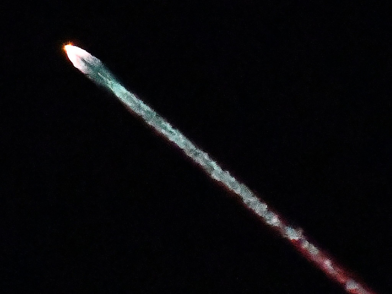 Starlink-Satelliten des Tech-Milliardärs Elon Musk werden laut Meldestelle CENAP immer wieder fälschlicherweise für Ufos gehalten, wenn sie kurz nach dem Start in Erdnähe Richtung All fliegen. (Archivfoto) - Foto: Gene Blevins/ZUMA Press Wire/dpa