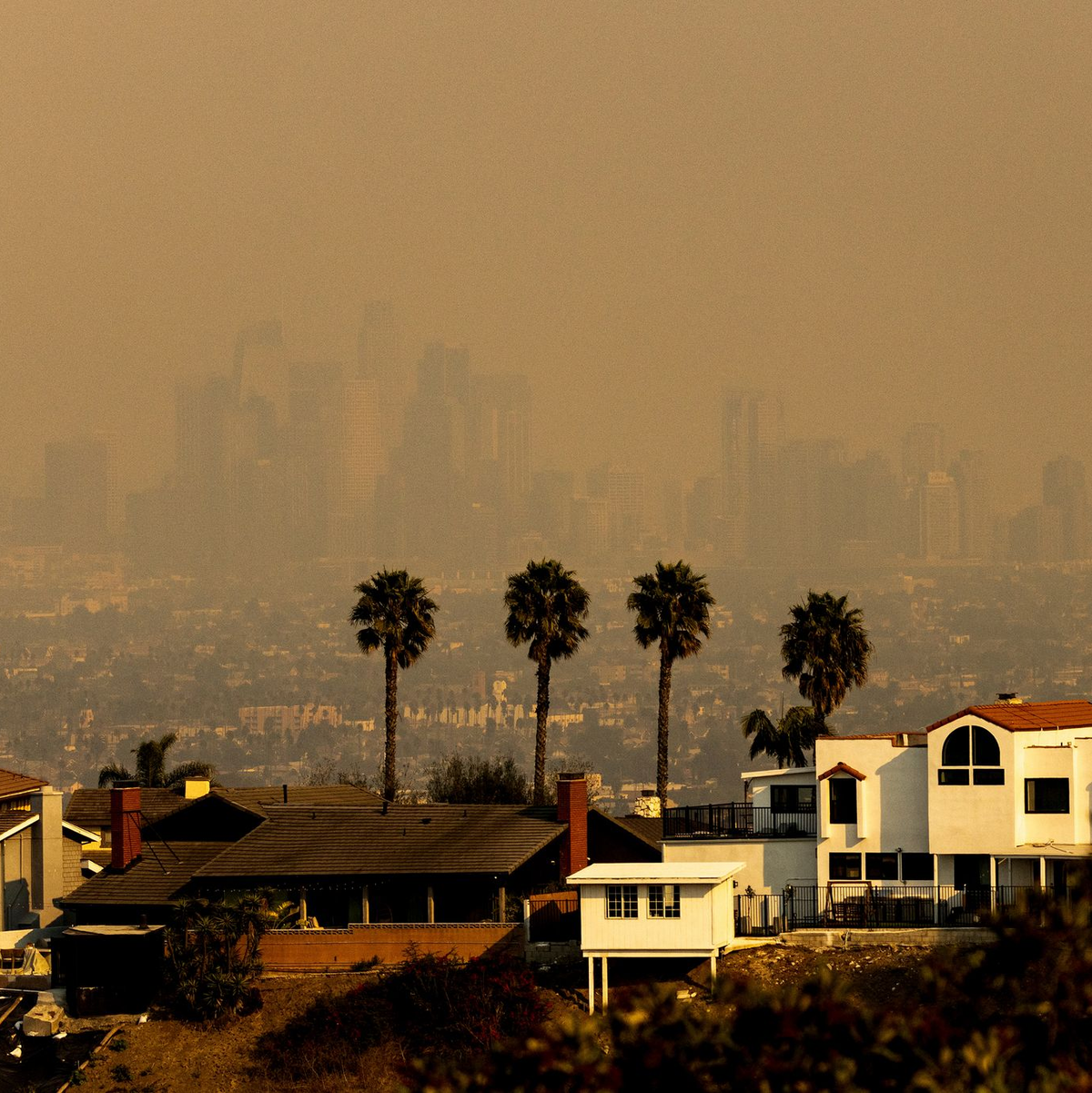 Die ganze Skyline von Los Angeles war von Rauch umgeben. - Foto: Etienne Laurent/AP/dpa