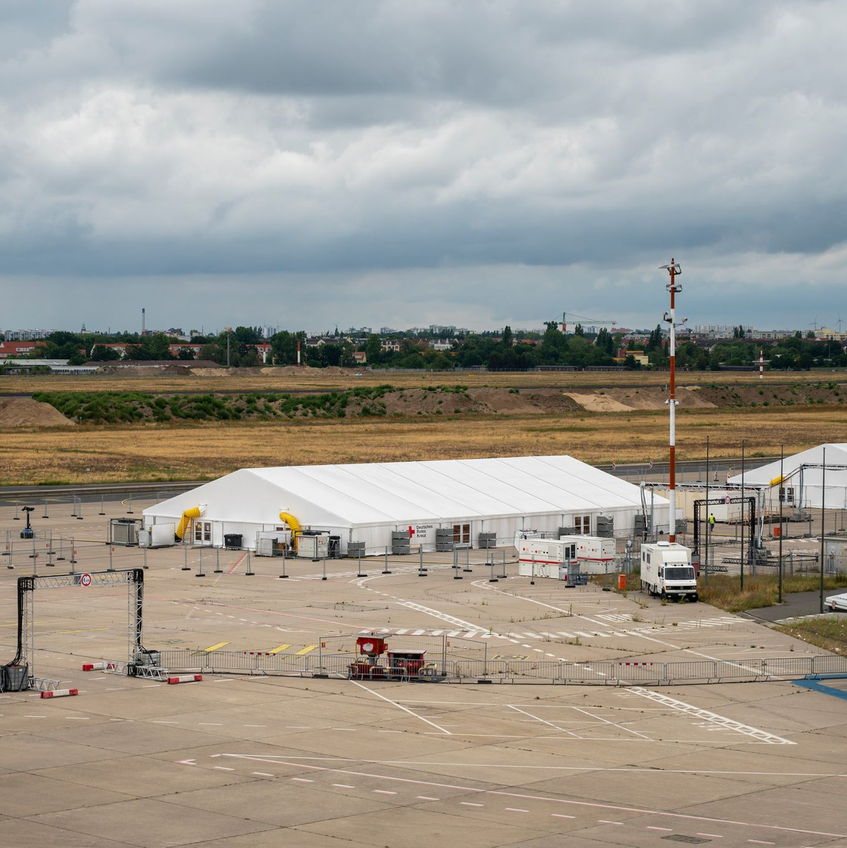 Das DRK betreibt das Pilotprojekt «Labor Betreuung 5000». Zum Einsatz kam es etwa als Notunterkunft für Flüchtlinge am ehemaligen Berliner Flughafen Tegel. (Archivfoto) - Foto: Christophe Gateau/dpa