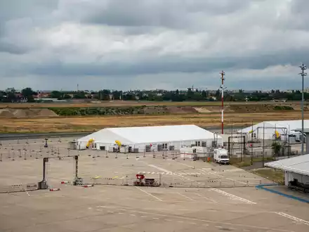 Das DRK betreibt das Pilotprojekt «Labor Betreuung 5000». Zum Einsatz kam es etwa als Notunterkunft für Flüchtlinge am ehemaligen Berliner Flughafen Tegel. (Archivfoto) - Foto: Christophe Gateau/dpa