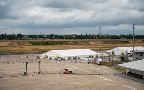 Das DRK betreibt das Pilotprojekt «Labor Betreuung 5000». Zum Einsatz kam es etwa als Notunterkunft für Flüchtlinge am ehemaligen Berliner Flughafen Tegel. (Archivfoto) - Foto: Christophe Gateau/dpa