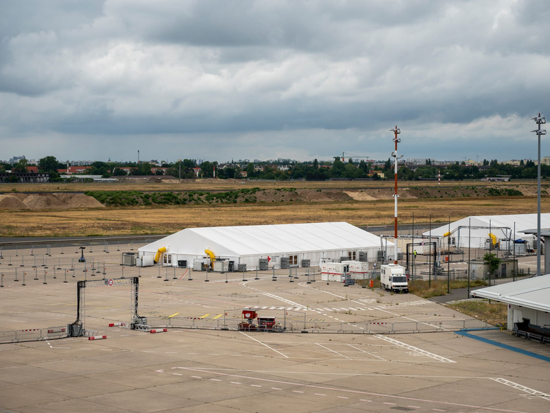 Das DRK betreibt das Pilotprojekt «Labor Betreuung 5000». Zum Einsatz kam es etwa als Notunterkunft für Flüchtlinge am ehemaligen Berliner Flughafen Tegel. (Archivfoto) - Foto: Christophe Gateau/dpa