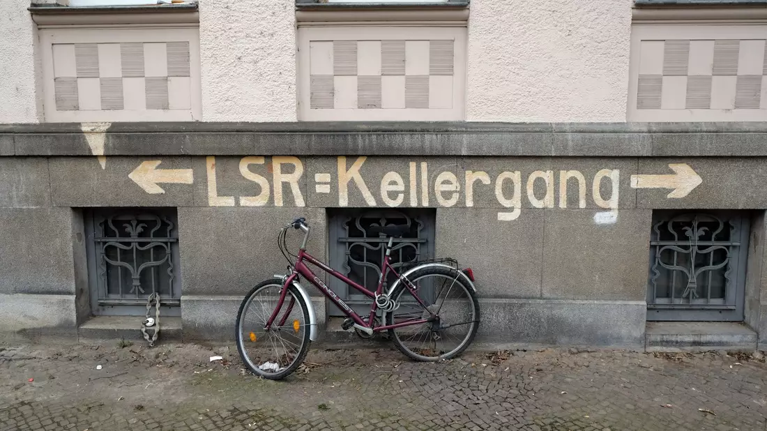 Der Schriftzug «LSR Kellergang» steht an der Fassade eines Wohnhauses im Leipziger Stadtteil Schleußig. «LSR» bedeutet Luftschutzraum. Der Hinweis für die Zivilbevölkerung war ab dem Jahr 1944 in deutschen Städten an den Häusern zu sehen. (Archivfoto) - Bild: Sebastian Willnow/dpa-Zentralbild/dpa