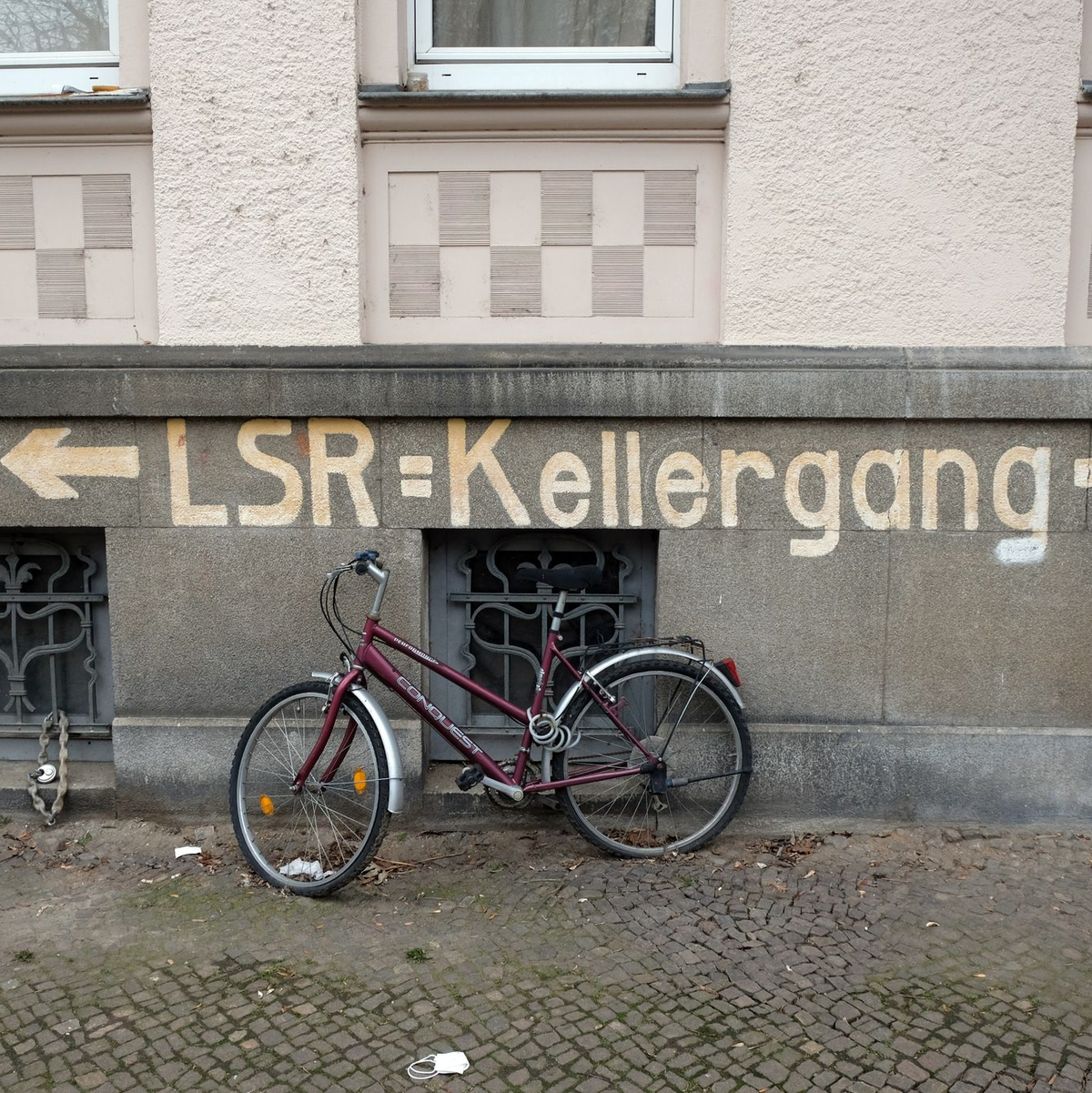 Der Schriftzug «LSR Kellergang» steht an der Fassade eines Wohnhauses im Leipziger Stadtteil Schleußig. «LSR» bedeutet Luftschutzraum. Der Hinweis für die Zivilbevölkerung war ab dem Jahr 1944 in deutschen Städten an den Häusern zu sehen. (Archivfoto) - Foto: Sebastian Willnow/dpa-Zentralbild/dpa