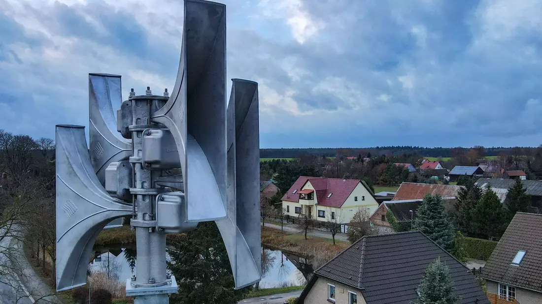 Sirenen für die Warnung der Bevölkerung - wie hier in einem Dorf in Brandenburg - gibt es nicht überall in Deutschland. Allerdings sind in den vergangenen Jahren vielerorts neue Sirenen installiert beziehungsweise alte Sirenen repariert und teilweise modernisiert worden. (Archivfoto) - Bild: Patrick Pleul/dpa