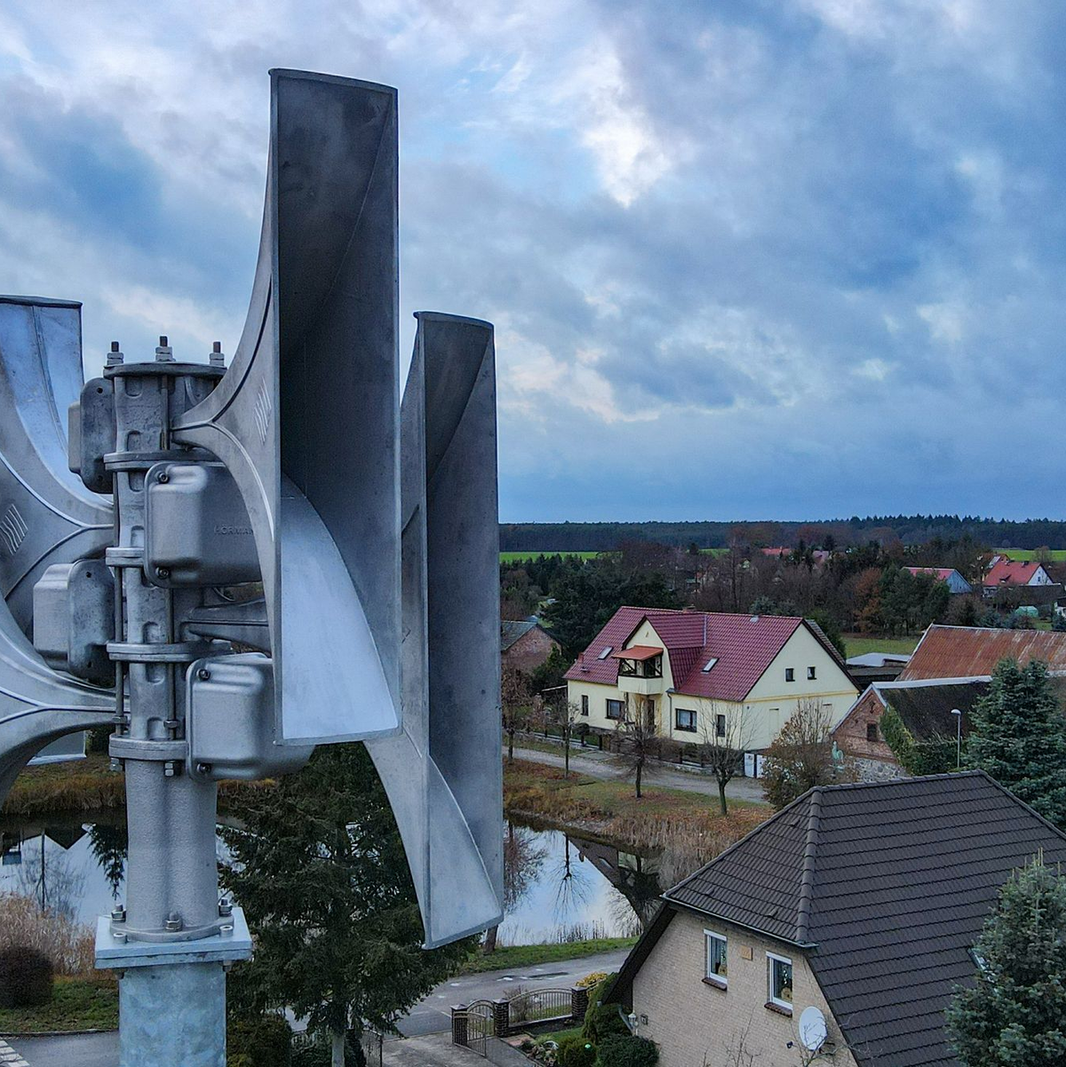 Sirenen für die Warnung der Bevölkerung - wie hier in einem Dorf in Brandenburg - gibt es nicht überall in Deutschland. Allerdings sind in den vergangenen Jahren vielerorts neue Sirenen installiert beziehungsweise alte Sirenen repariert und teilweise modernisiert worden. (Archivfoto) - Foto: Patrick Pleul/dpa