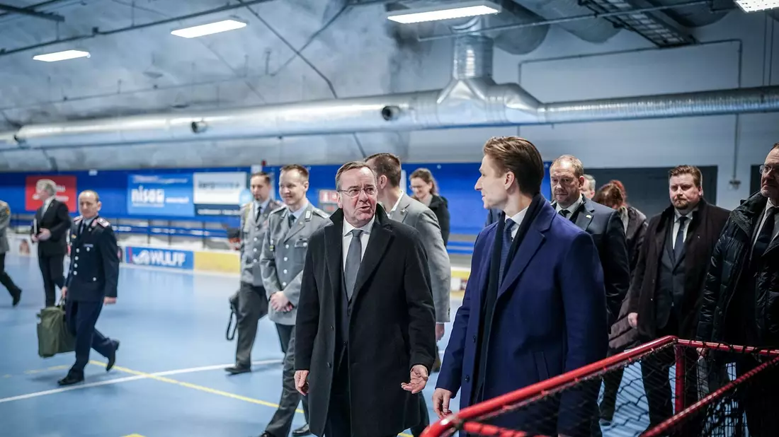 Im März 2024 besichtigte Verteidigungsminister Boris Pistorius (SPD, Mitte) zusammen mit seinem finnischen Amtskollege Antti Häkkänen (vorn rechts) einen Bunker in der finnischen Hauptstadt Helsinki. (Archivfoto) - Bild: Kay Nietfeld/dpa