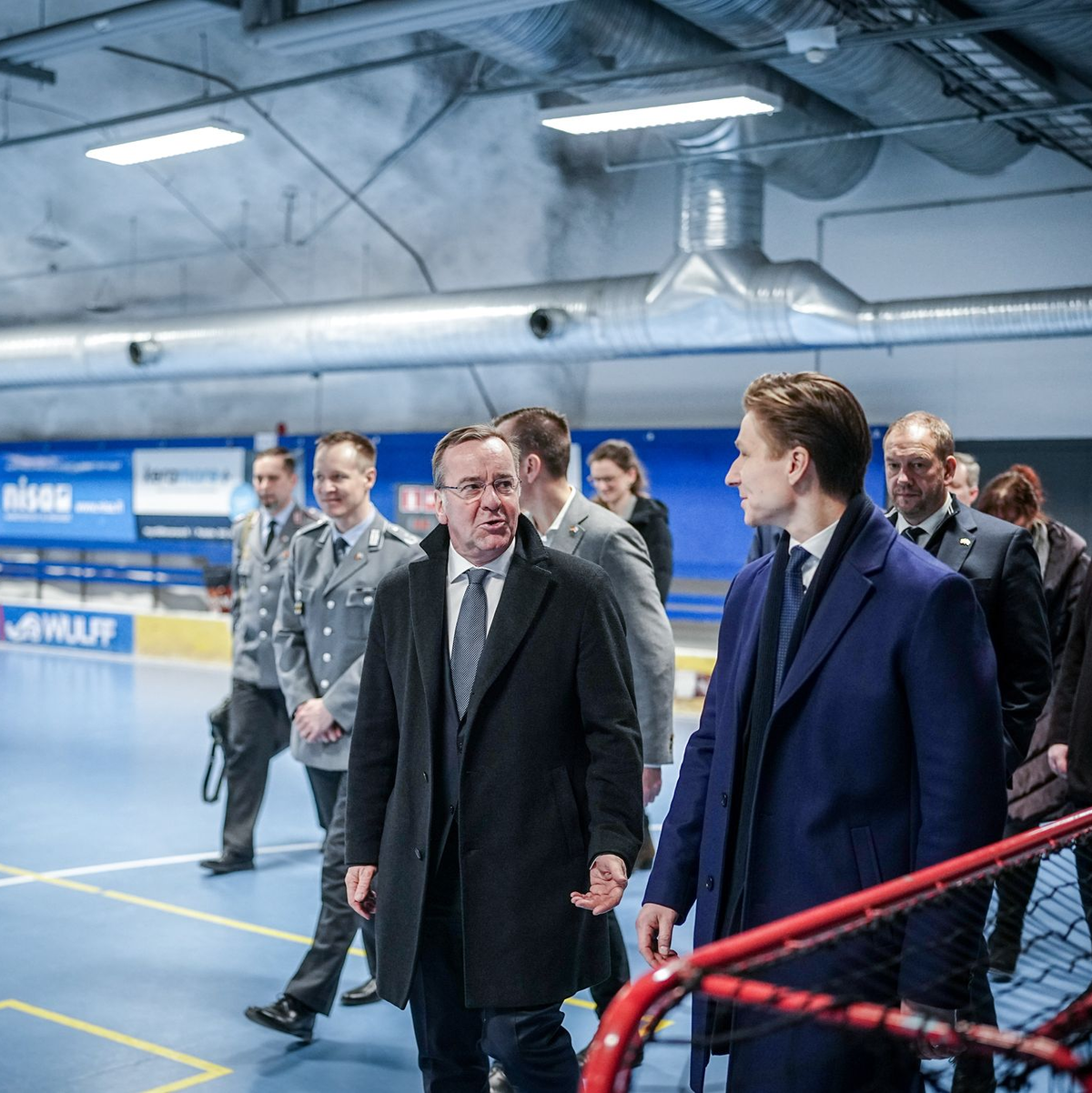 Im März 2024 besichtigte Verteidigungsminister Boris Pistorius (SPD, Mitte) zusammen mit seinem finnischen Amtskollege Antti Häkkänen (vorn rechts) einen Bunker in der finnischen Hauptstadt Helsinki. (Archivfoto) - Foto: Kay Nietfeld/dpa