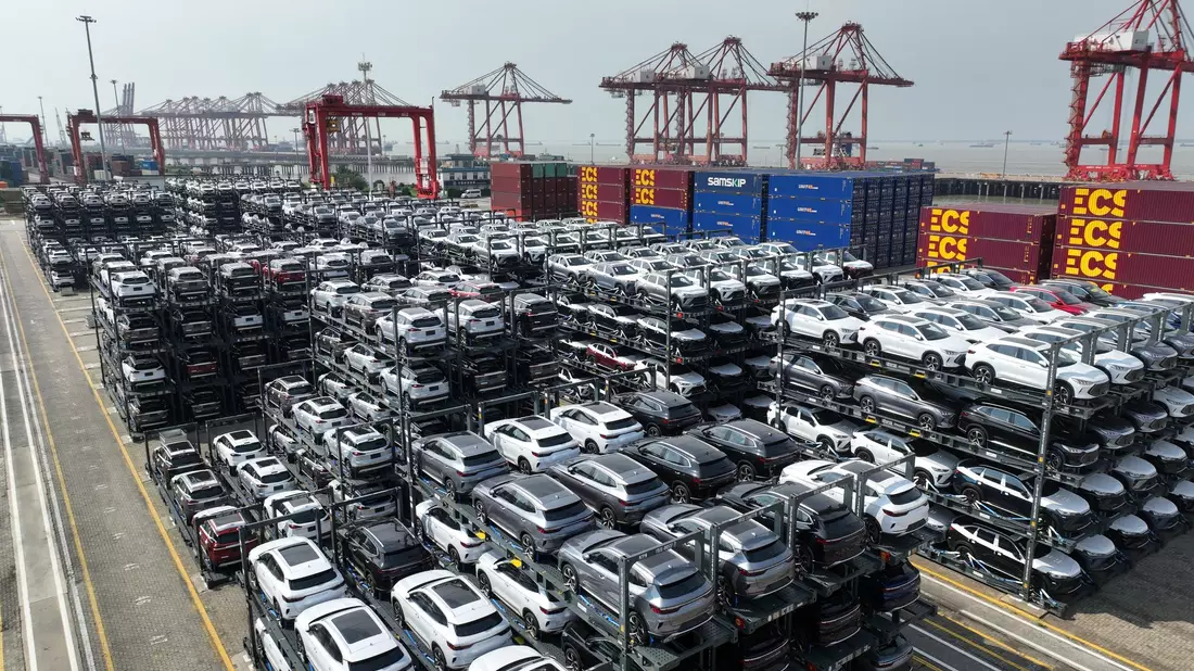 Chinesische Elektroautos vor dem Export. Deutschland ist bisher selten das Ziel. - Bild: XinHua/dpa